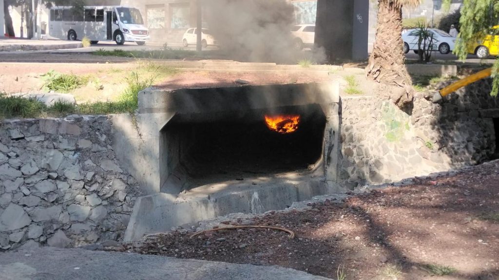 Indigentes provocan incendio en ductos de dren pluvial