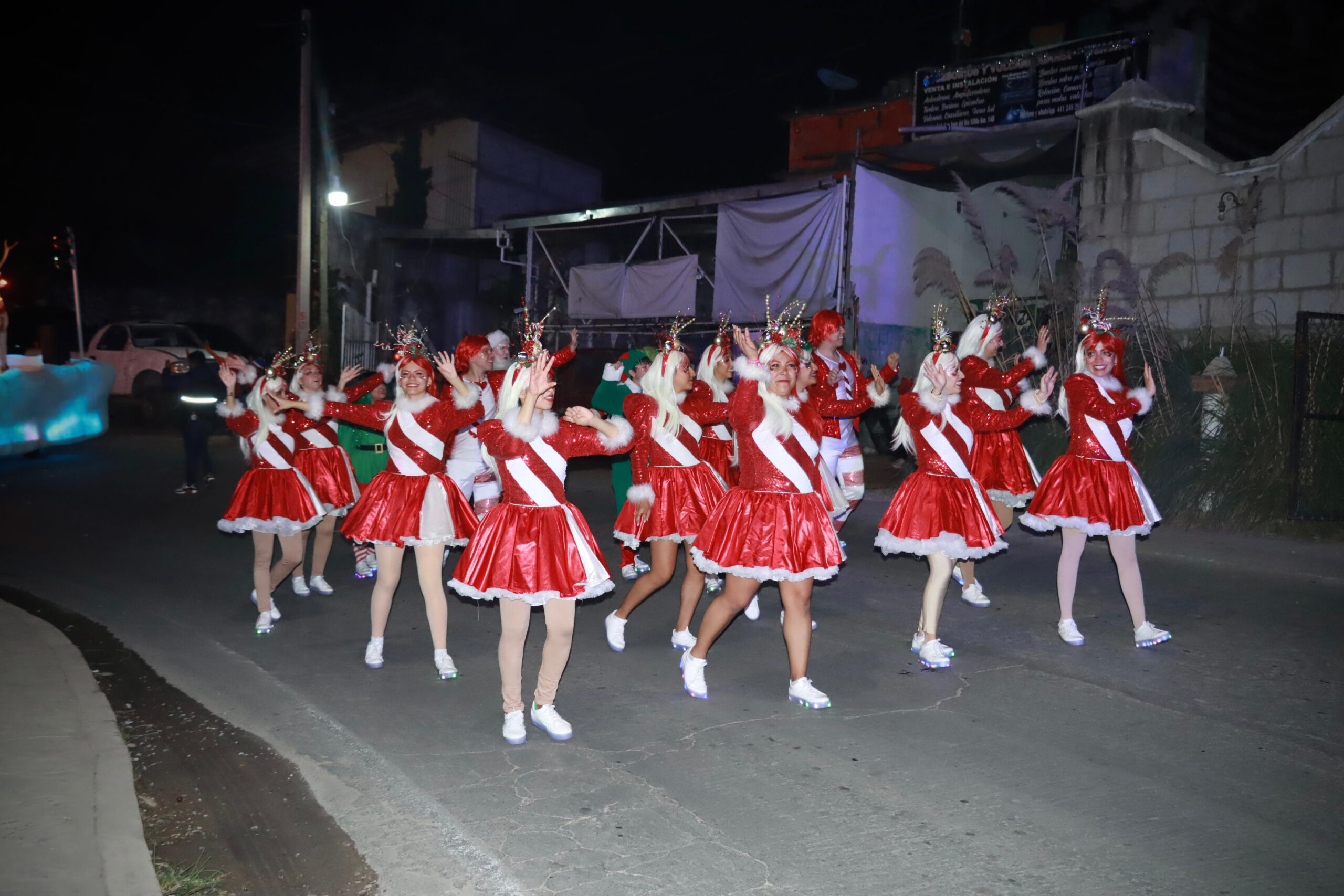 Pinal de Amoles disfruta el desfile navideño del Festival Alegría Contigo 2024