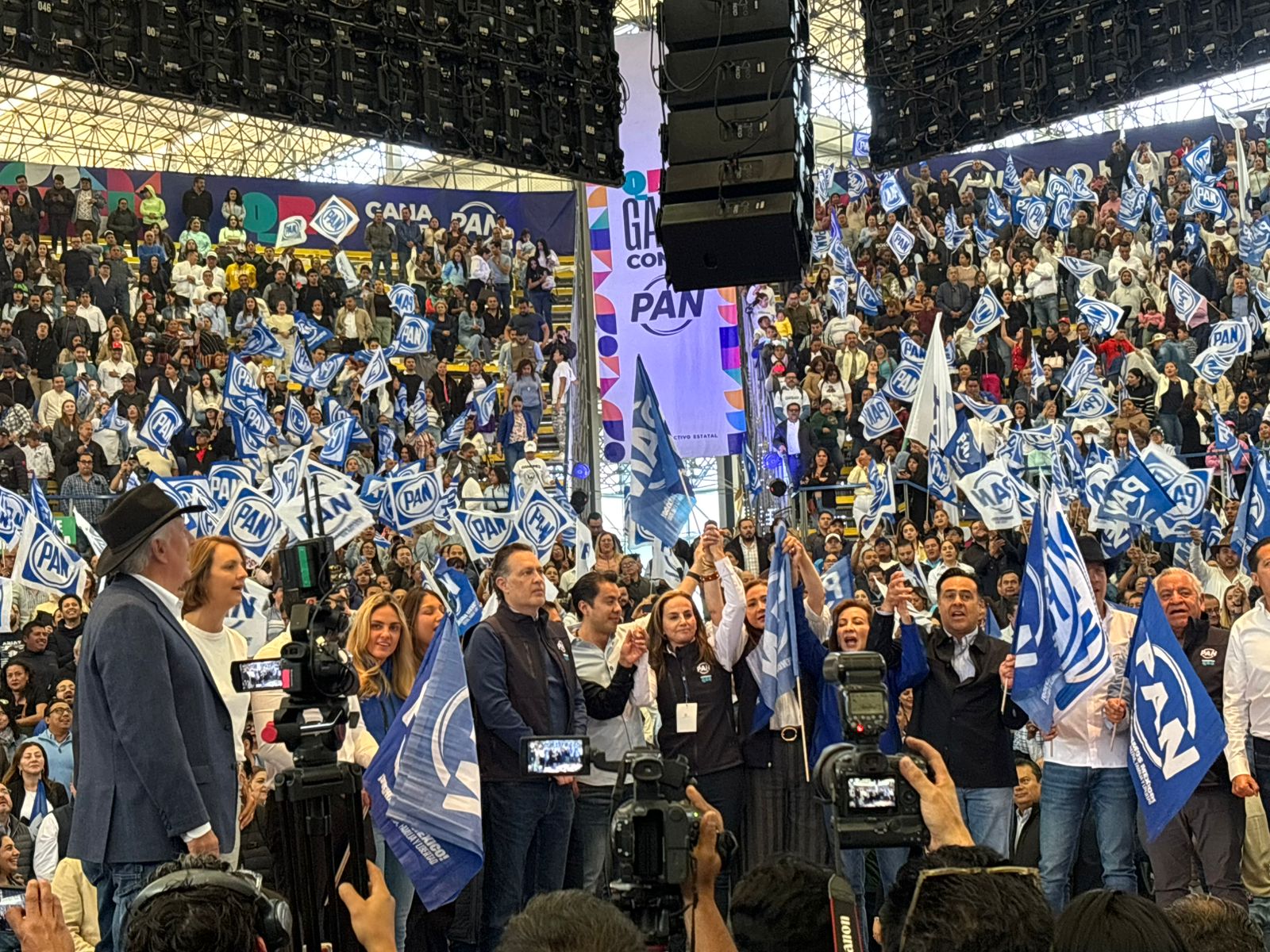 Palenque lleno, aplausos medidos… y la sucesión ya en marcha