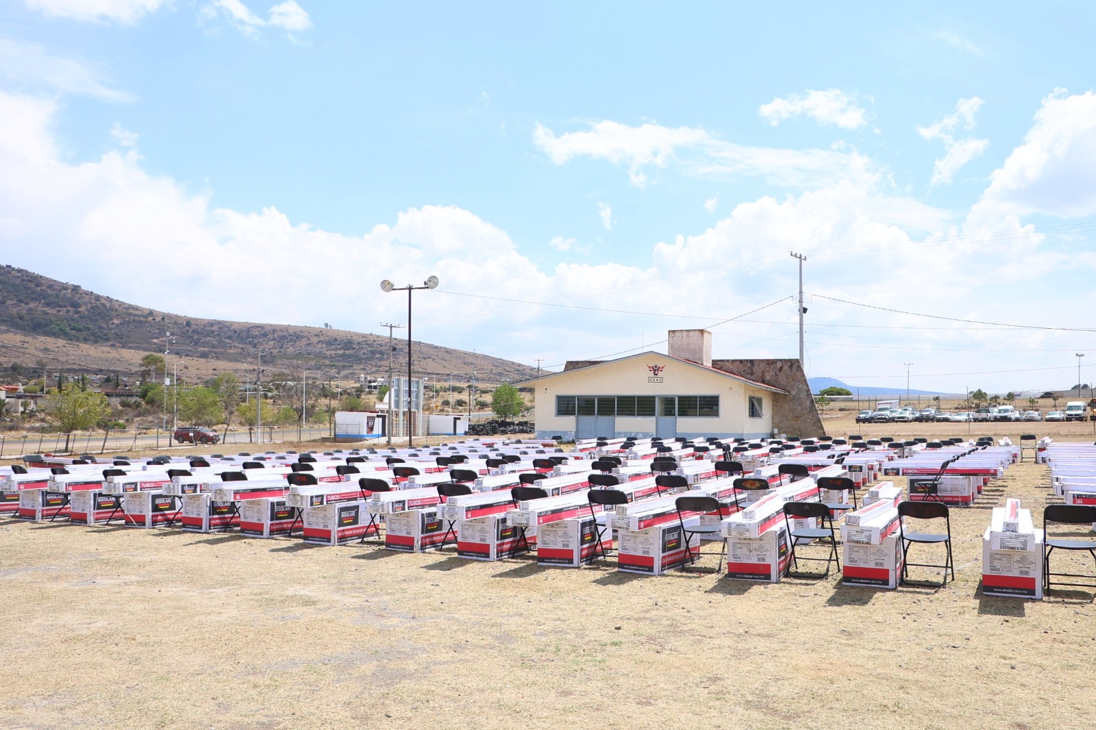 Entrega Jairo Morales primera etapa de calentadores solares en Huimilpan