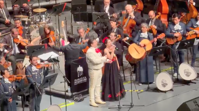 Juan Gabriel volvió a cantar en Querétaro… y Querétaro le respondió cantando