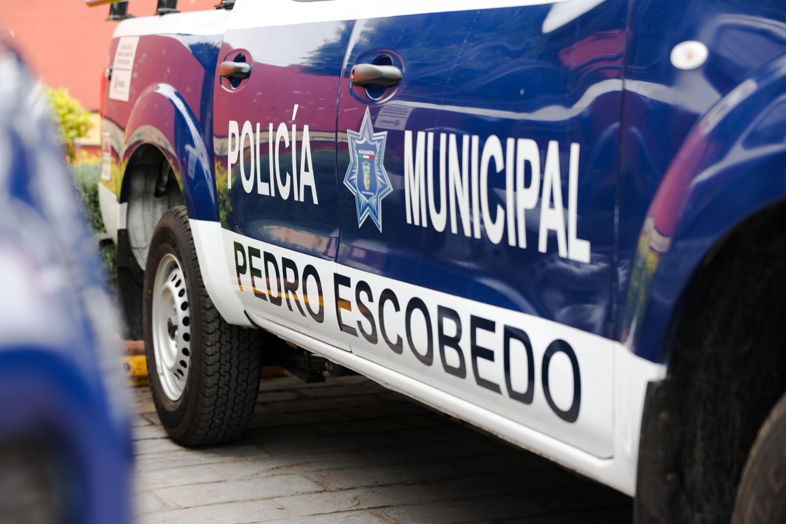 Beto Nava entrega nueve unidades en Pedro Escobedo; seguridad y operación policial, entre los retos